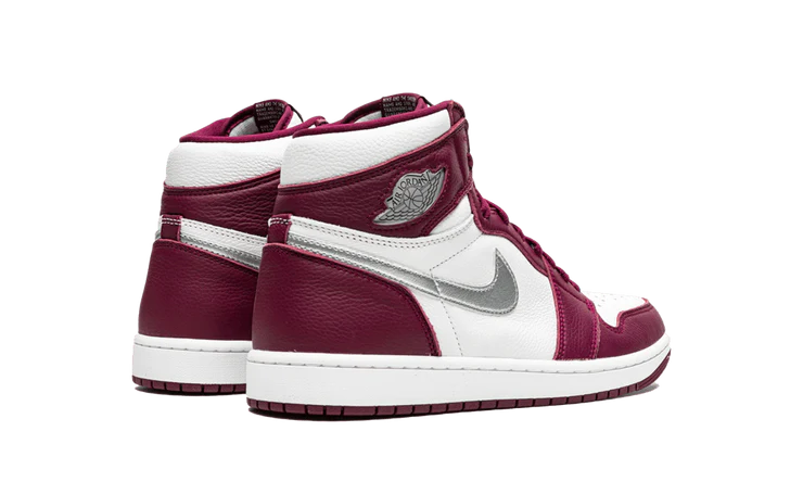 Tenisky Air Jordan 1 vysoké bordovo-biele, pohľad zo zadu