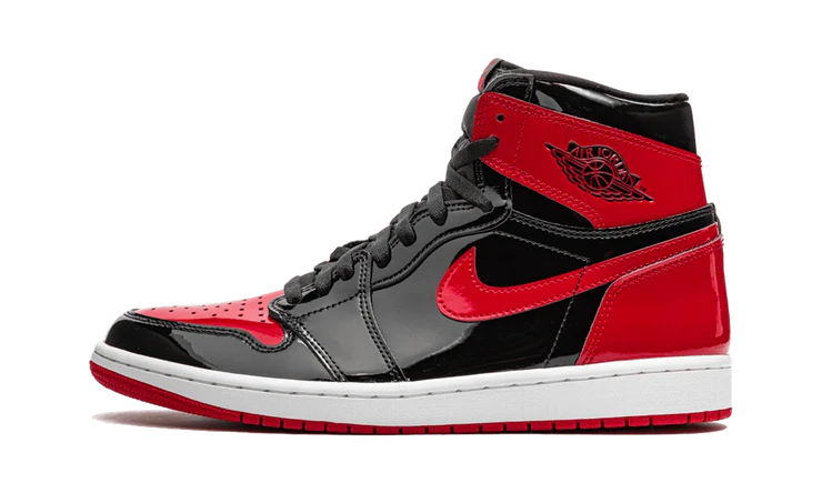 Tenisky Air Jordan 1 vysoké čierno-červené, pohľad z boku