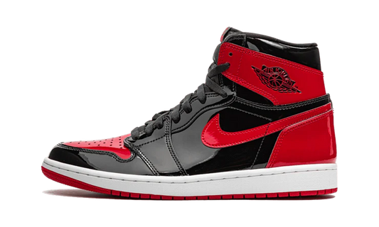 Tenisky Air Jordan 1 vysoké čierno-červené, pohľad z boku