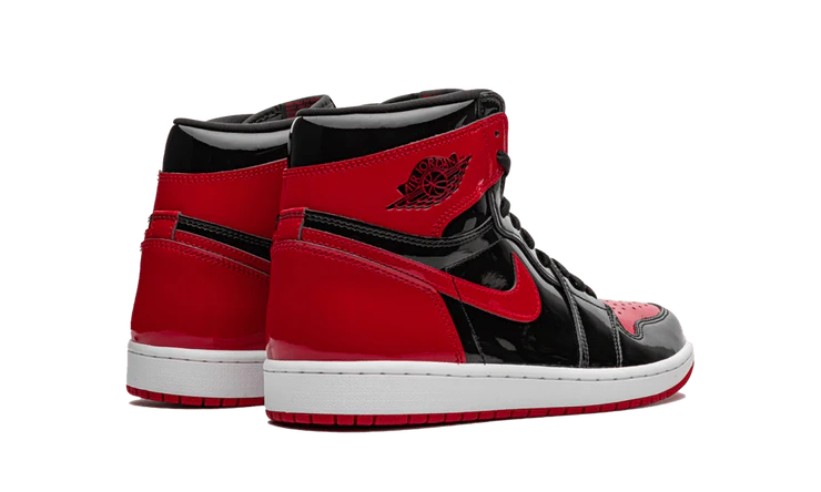 Tenisky Air Jordan 1 vysoké čierno-červené, pohľad zo zadu