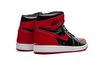 Tenisky Air Jordan 1 vysoké čierno-červené, pohľad zo zadu