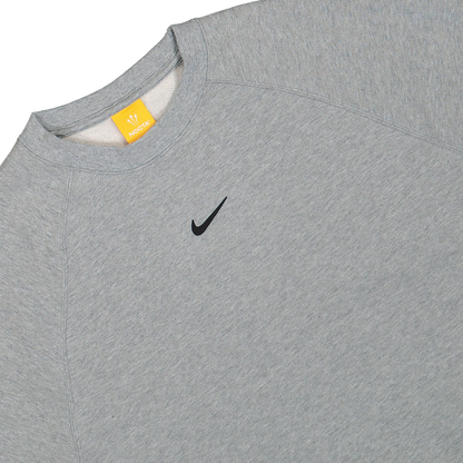 NOCTA CS Crew Fleece detail - Nike Swoosh logo a žltá vnútorná etiketa na výstrihu