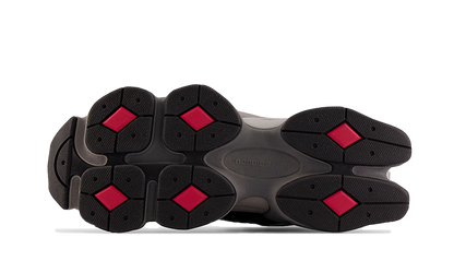 New Balance 9060 Black Castlerock, pohľad na podošvu s červenými segmentmi