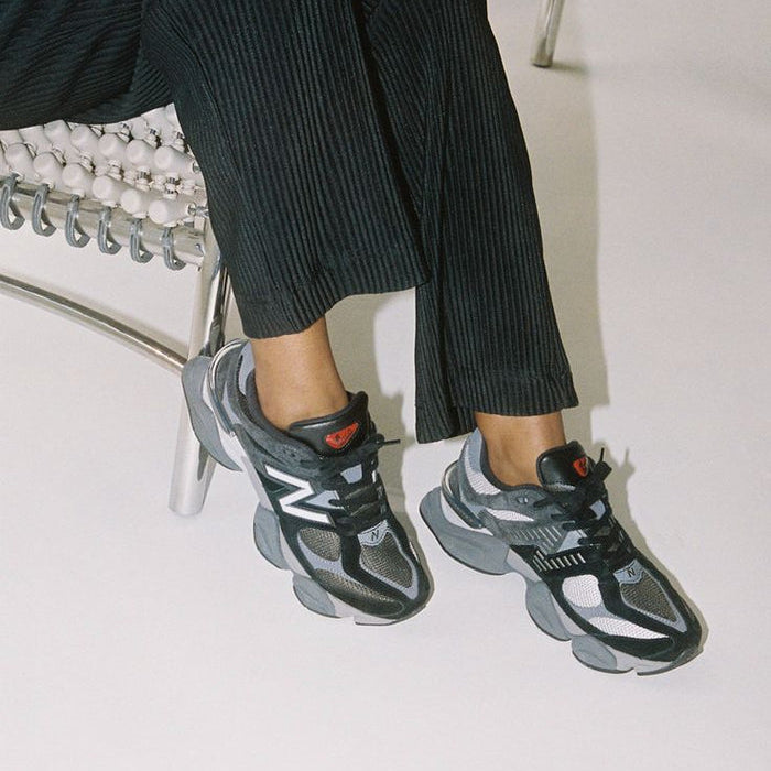 New Balance 9060 Black Castlerock na nohe, detail nosenia