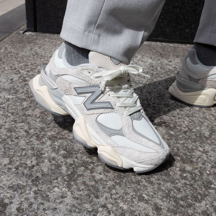 New Balance 9060 Moonbeam Sea Salt na nohe, detail nosenia