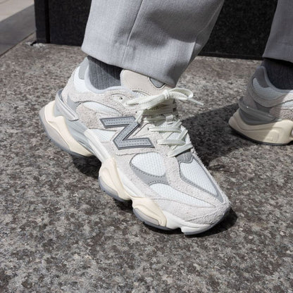 New Balance 9060 Moonbeam Sea Salt na nohe, detail nosenia