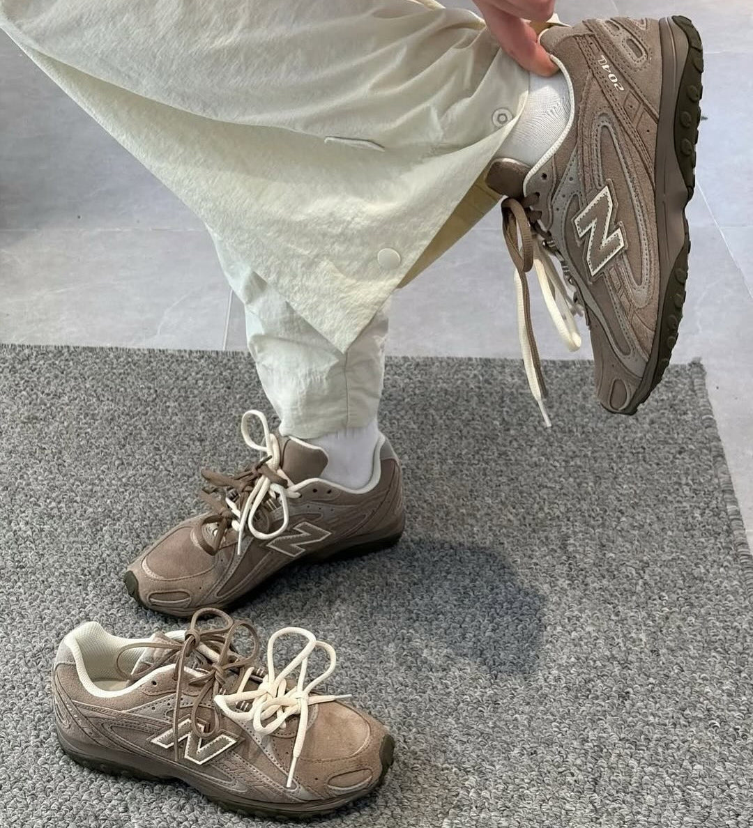 New Balance 204L Mushroom Arid Stone na nohe, detail nízkej siluety