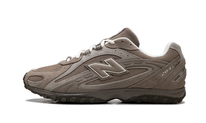 New Balance 204L Mushroom Arid Stone béžové semišové tenisky, pohľad z boku