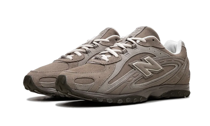 New Balance 204L Mushroom Arid Stone, pohľad na pár z boku