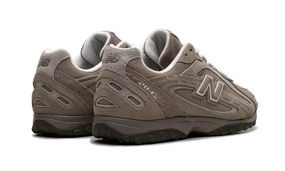 New Balance 204L Mushroom Arid Stone, pohľad spredu na semišový zvršok