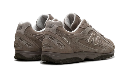 New Balance 204L Mushroom Arid Stone, pohľad spredu na semišový zvršok
