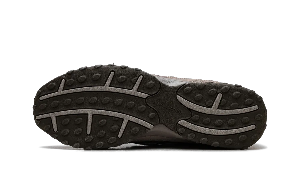 New Balance 204L Mushroom Arid Stone, pohľad na profilovanú gumovú podošvu