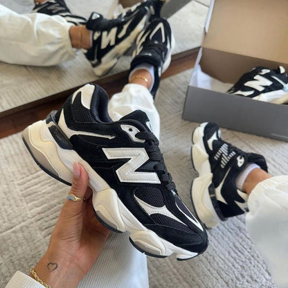 New Balance 9060 Black White na nohe, detail nosenia