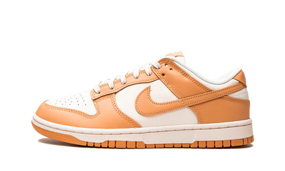 Tenisky Nike Dunk nízke oranžovo-biele, pohľad z boku