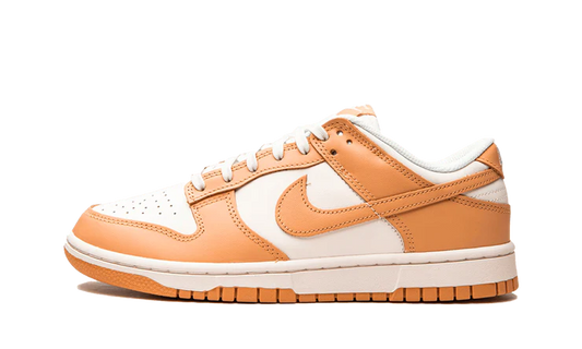 Tenisky Nike Dunk nízke oranžovo-biele, pohľad z boku