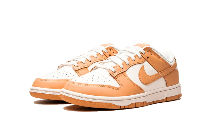 Tenisky Nike Dunk nízke oranžovo-biele, pohľad z uhla