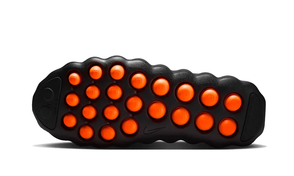 Nike Mind 002 Black Hyper Crimson, detail Hyper Crimson podrážky s traction pattern