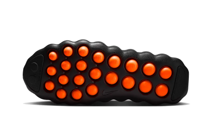 Nike Mind 002 Black Hyper Crimson, detail Hyper Crimson podrážky s traction pattern