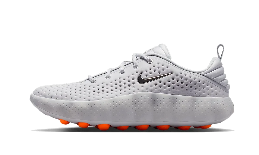 Nike Mind 002 Light Smoke Grey sivé s oranžovou podrážkou, pohľad z boku