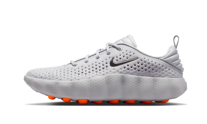 Nike Mind 002 Light Smoke Grey sivé s oranžovou podrážkou, pohľad z boku