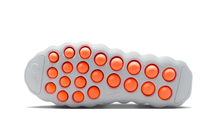 Nike Mind 002 Light Smoke Grey, detail Hyper Crimson podrážky s traction pattern