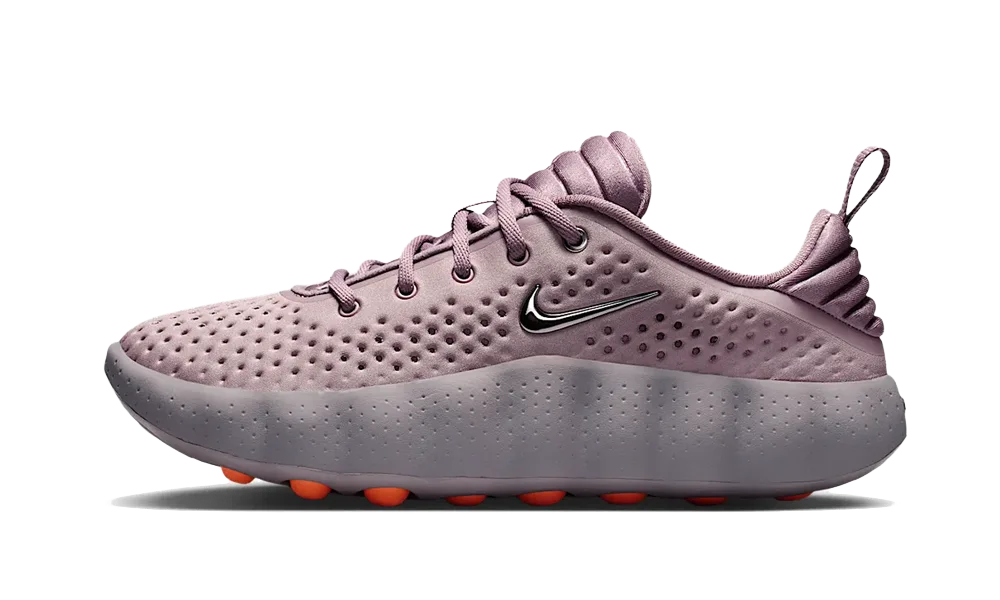 Nike Mind 002 Light Violet Ore fialové s oranžovou podrážkou, pohľad z boku