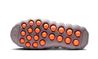 Nike Mind 002 Light Violet Ore, detail Hyper Crimson podrážky s traction pattern