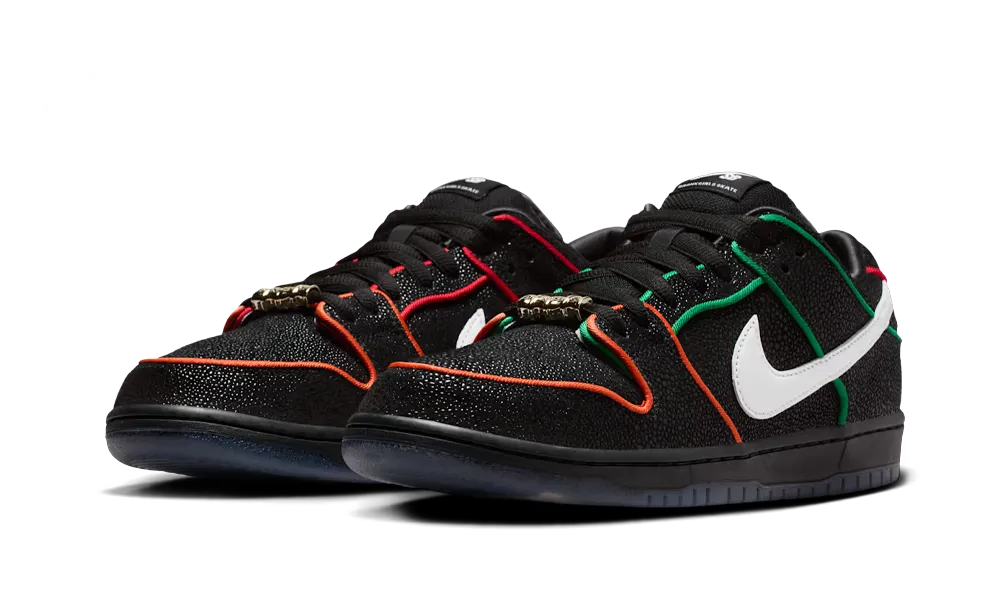Nike SB Dunk Low Bronx Girls - párové zobrazenie s farebnými outline šnúrkami a červenou podšívkou