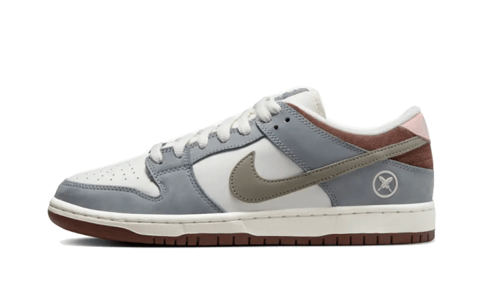 Tenisky Nike SB Dunk low sivo-hnedo-biele, pohľad z boku