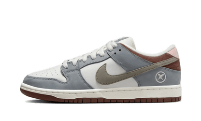 Tenisky Nike SB Dunk low sivo-hnedo-biele, pohľad z boku