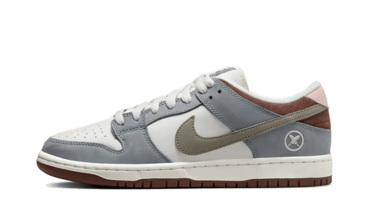 Tenisky Nike SB Dunk low sivo-hnedo-biele, pohľad z boku