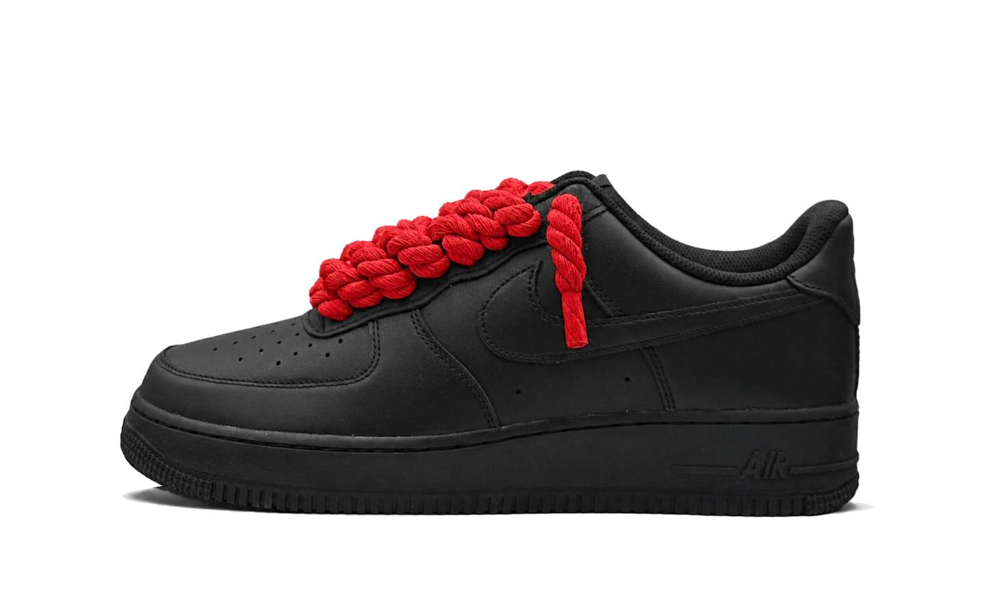 Tenisky Air Force 1 nízke čierne s červenými rope šnúrami, pohľad z boku