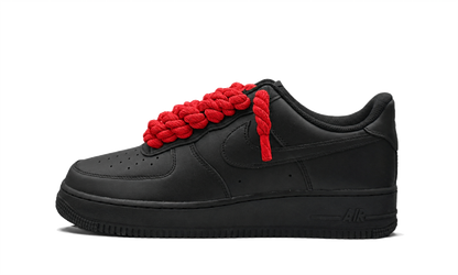 Tenisky Air Force 1 nízke čierne s červenými rope šnúrami, pohľad z boku