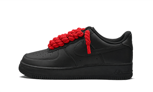 Tenisky Air Force 1 nízke čierne s červenými rope šnúrami, pohľad z boku