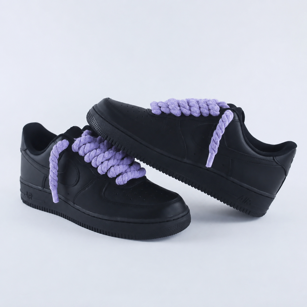 Tenisky Air Force 1 nízke čierne s fialovými rope šnúrami, pohľad z uhla