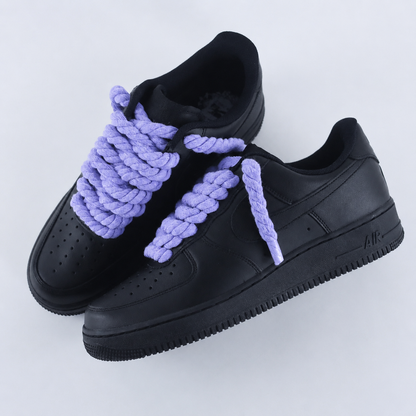 Tenisky Air Force 1 nízke čierne s fialovými rope šnúrami, pohľad na detail