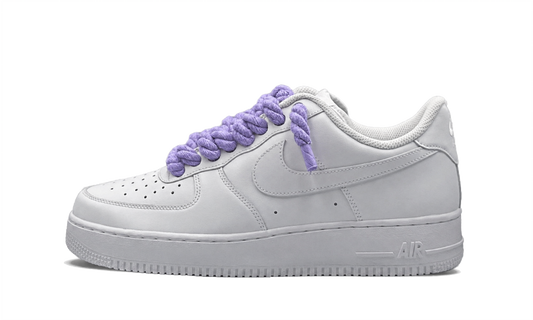 Tenisky Air Force 1 nízke biele s fialovými rope šnúrami, pohľad z boku