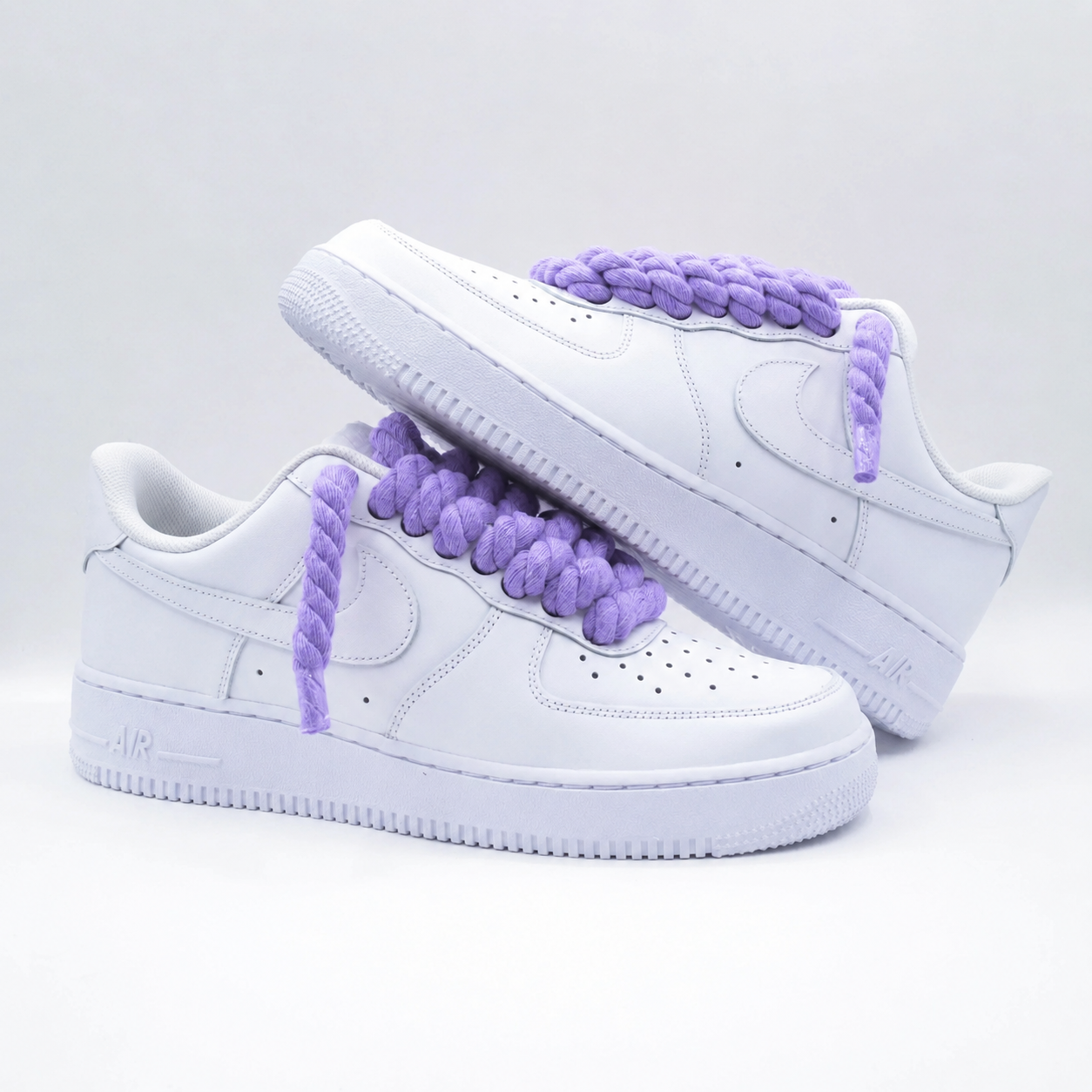 Tenisky Air Force 1 nízke biele s fialovými rope šnúrami, pohľad z predu