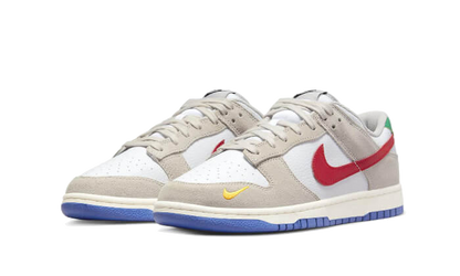 Tenisky Nike Dunk nízke bežovo-bielo-červené, pohľad z uhla