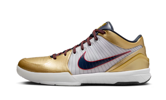 Nike Kobe 4 Protro Gold Medal zlato biele basketbalové tenisky s modrým Swooshom, pohľad z boku