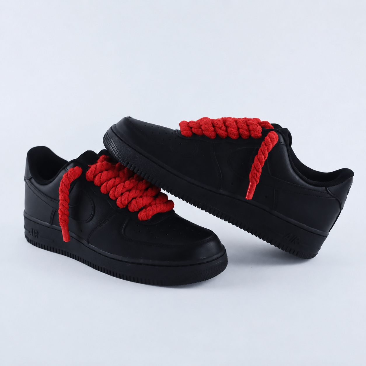 Tenisky Air Force 1 nízke čierne s červenými rope šnúrami, pohľad z predu
