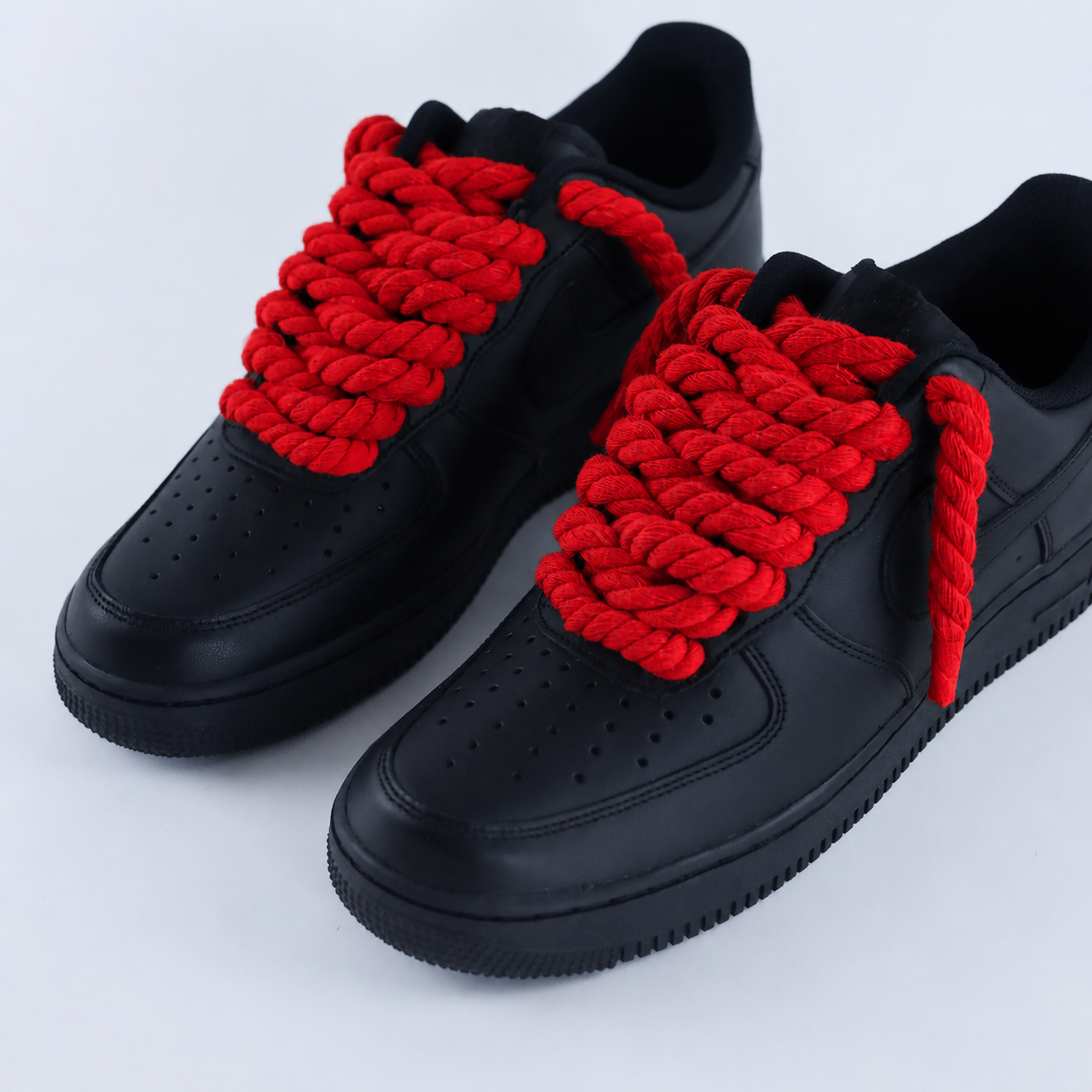 Tenisky Air Force 1 nízke čierne s červenými rope šnúrami, pohľad z uhla