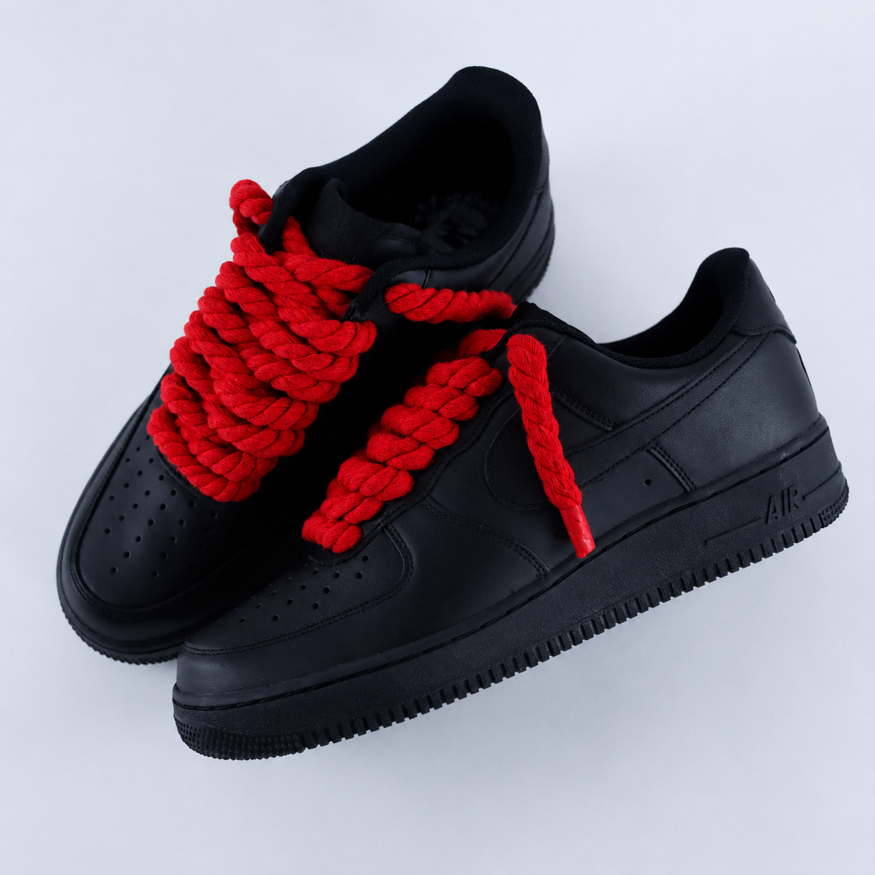 Tenisky Air Force 1 nízke čierne s červenými rope šnúrami, pohľad z hora