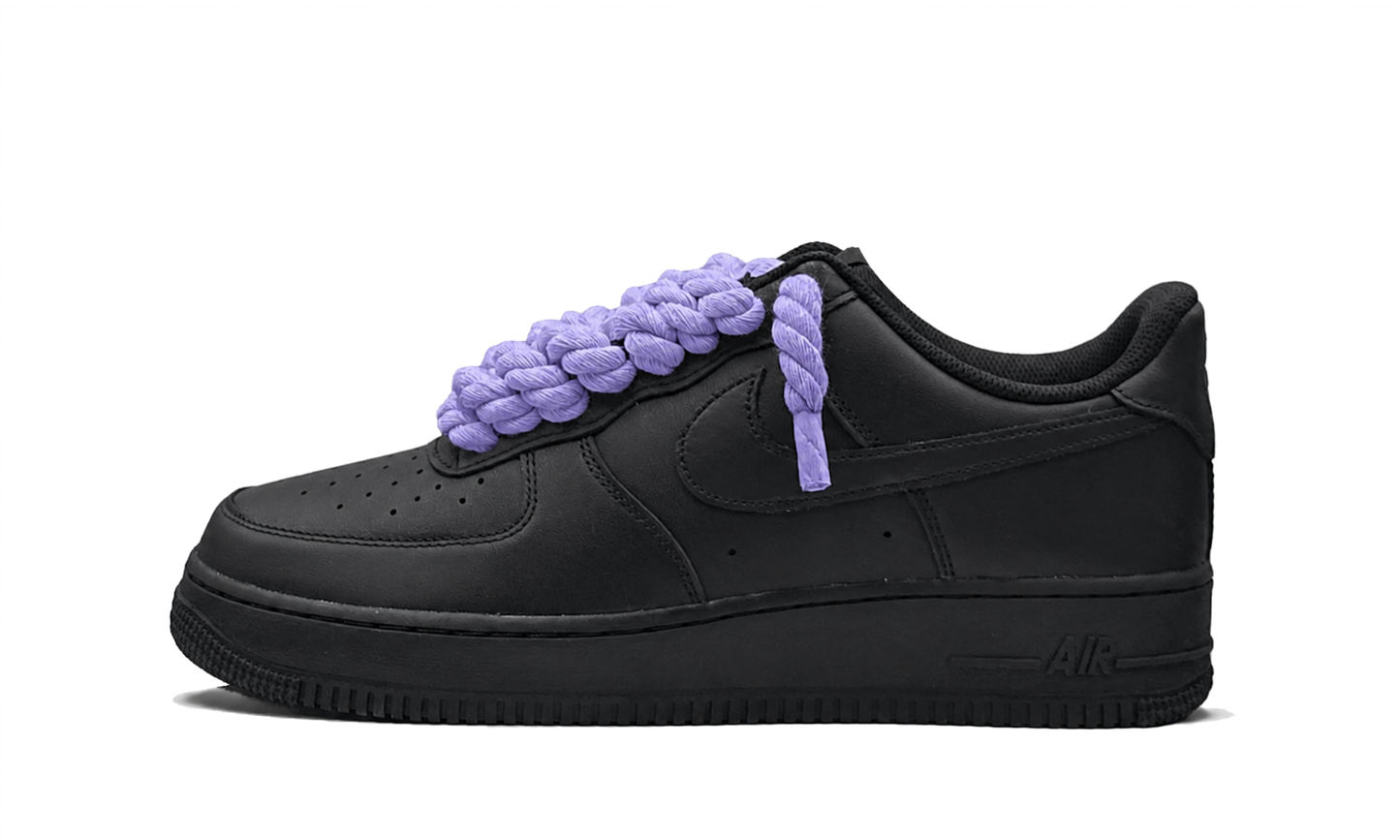 Tenisky Air Force 1 nízke čierne s fialovými rope šnúrami, pohľad z boku