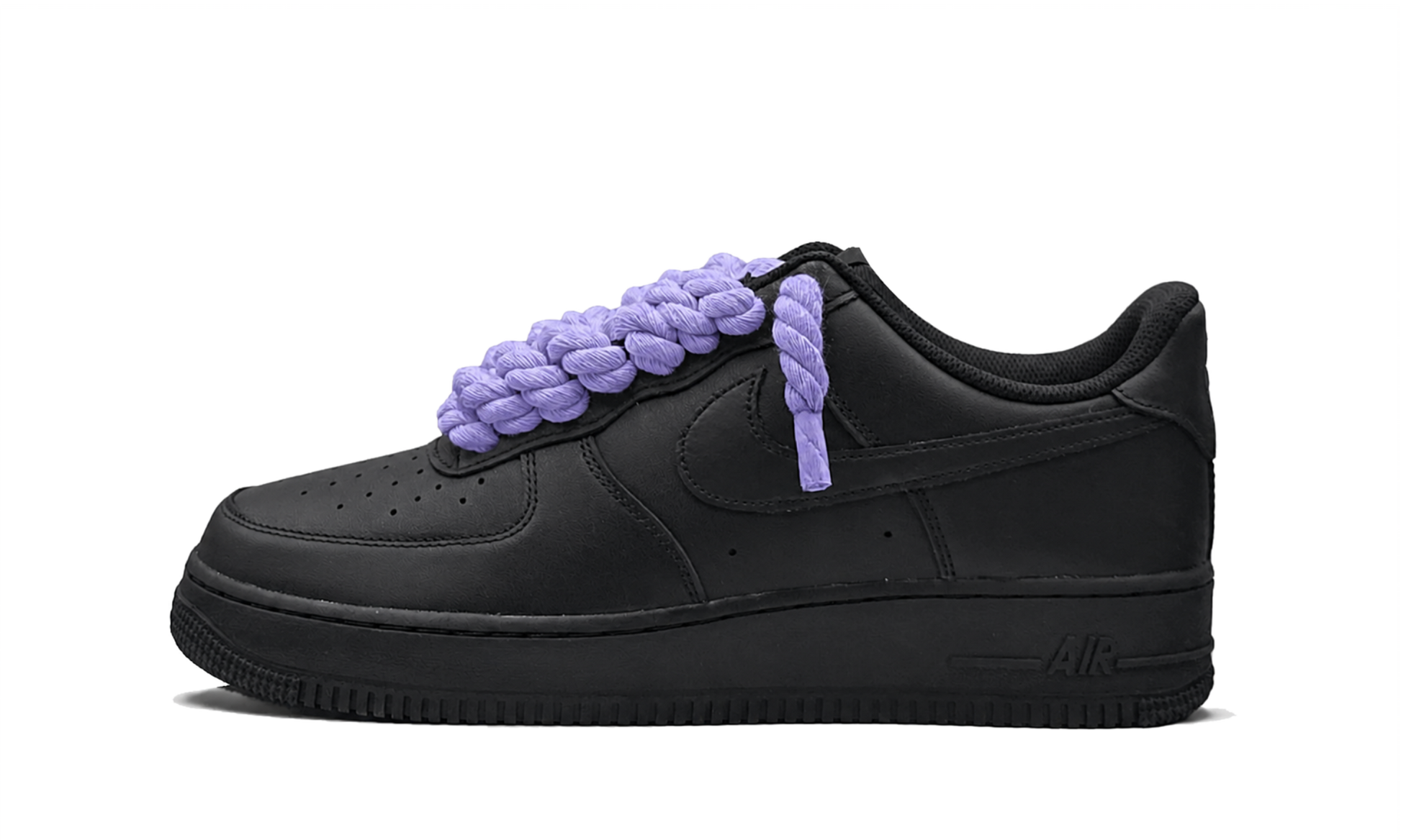 Tenisky Air Force 1 nízke čierne s fialovými rope šnúrami, pohľad z boku