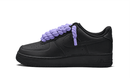 Tenisky Air Force 1 nízke čierne s fialovými rope šnúrami, pohľad z boku