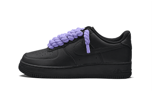 Tenisky Air Force 1 nízke čierne s fialovými rope šnúrami, pohľad z boku