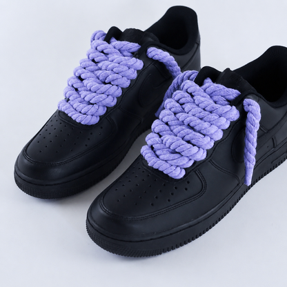 Tenisky Air Force 1 nízke čierne s fialovými rope šnúrami, pohľad z hora