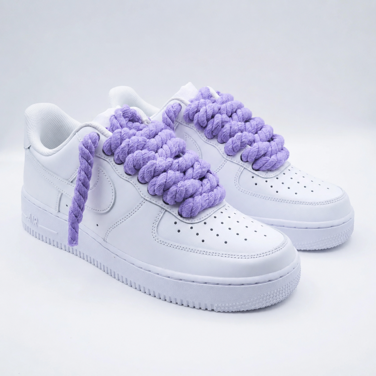 Tenisky Air Force 1 nízke biele s fialovými rope šnúrami, pohľad z uhla