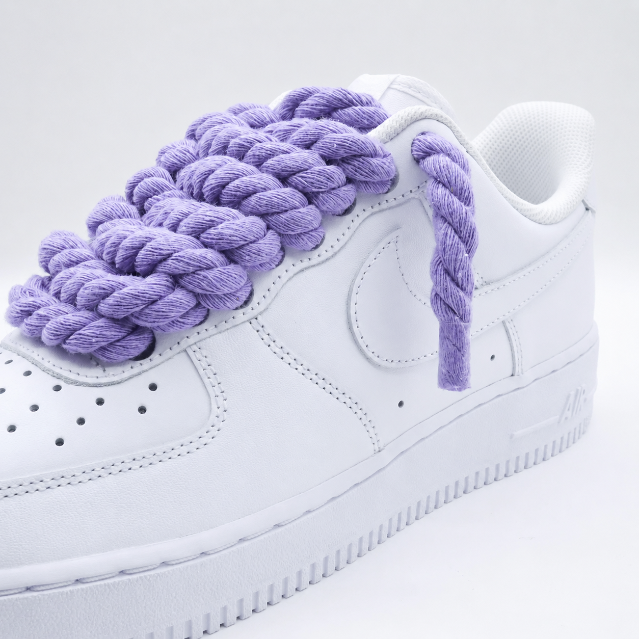 Tenisky Air Force 1 nízke biele s fialovými rope šnúrami, pohľad na detail lana